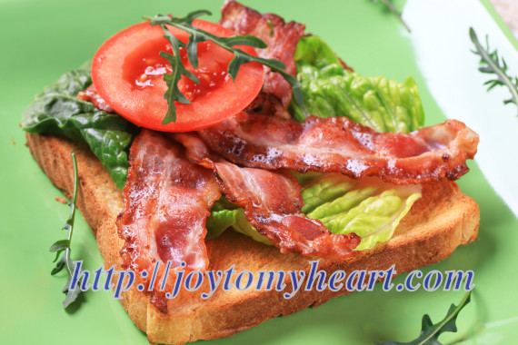 Toast with crispy bacon strips
