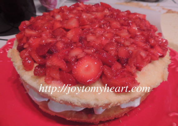 strawberry cake layered